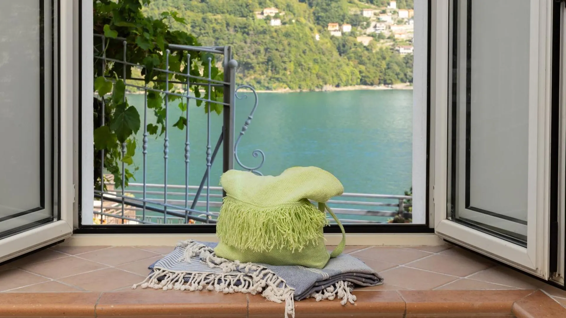 Casetta Sul Lago - Spiaggia A 150M Laglio 0*,  Italy
